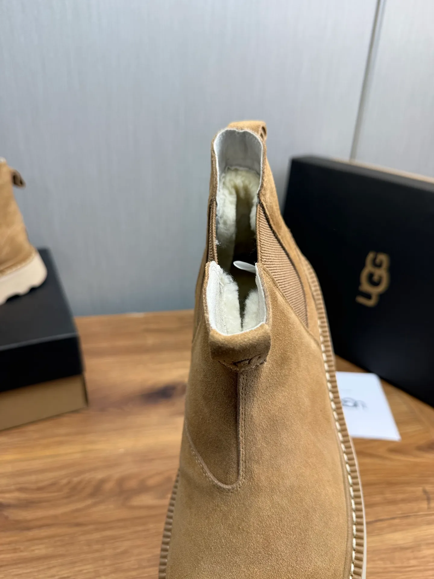 Men's shoes 💰600💰 New UGG fur integrated men's simple and fashionable snow boots. The most worth buying at the end of this year are warm casual shoes. Whether you are out and about at home, their comfortable and warm performance will be your most suitable fashion companion! The material is cowhide upper and imported wool is used inside. Warm and comfortable! The eva+ rubber patch outsole is cushioned, non-slip and wear-resistant, and has good elasticity. It is light and wear-resistant, comfortable and soft, and the new simple cut is more fashionable. It has both practicality and fashion sense, so you no longer have to worry about how to match it in winter, while still maintaining your fashionable taste. High-quality genuine wool. Look at the details for the material! Size: 39-40-41-42-43-44-44 sneaker size